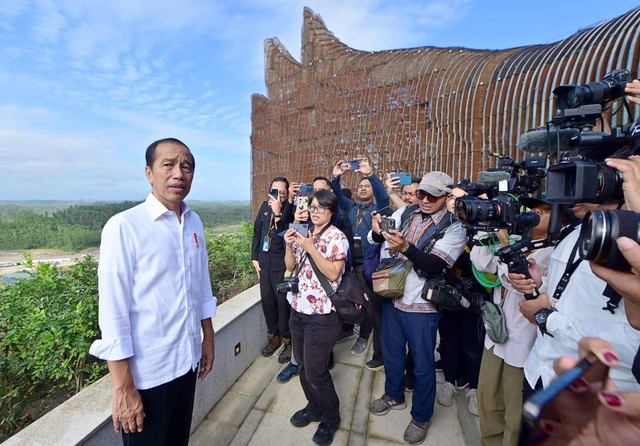 Presiden Jokowi meninjau Kompleks Istana Kepresidenan IKN, Senin (29/7/2024).  Foto: Muchlis Jr/Biro Pers Sekretariat Presiden