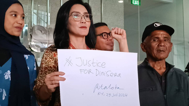 Anggota DPR RI Komisi VI Fraksi Partai PDIP, Rieke Diah Pitaloka bersama Kuasa Hukum keluarga Dini Sera Afrianti dan keluarga korban usai melapor ke Komisi Yudisial, Kramat Raya, Jakarta Pusat, Senin (29/7/2024). Foto: Fadlan Nuril Fahmi/kumparan