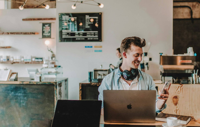 Cafe untuk Nugas di Dipatiukur. Foto hanya ilustrasi, bukan tempat sebenarnya. Sumber: Unsplash/Austin Distel