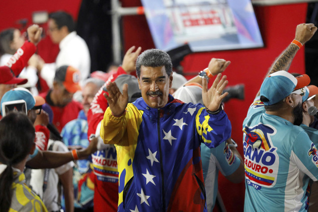 Presiden Venezuela Nicolas Maduro merayakan kemenangannya setelah pemilihan presiden di Caracas, Venezuela, Senin (29/7/2024). Foto: Fausto Torrealba/REUTERS 