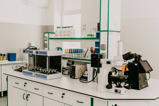 Ilustrasi fungsi bosshead laboratorium - Sumber: unsplash.com/@trnavskauni