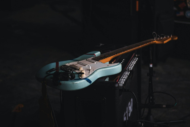 Ilustrasi Rekomendasi Gitar Elektrik. Sumber: Unsplash/Simon Weisser