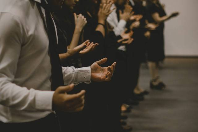 Ilustrasi membaca doa berkat penutup ibadah Kristen. Foto: Unsplash