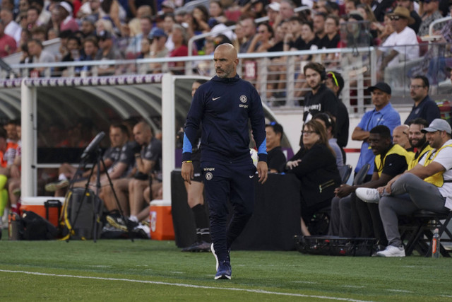 Pelatih kepala Chelsea, Enzo Maresca menyaksikan aksinya selama pertandingan melawan Wrexham di Levi's Stadium. Foto: David Gonzales/USA TODAY Sports via REUTERS