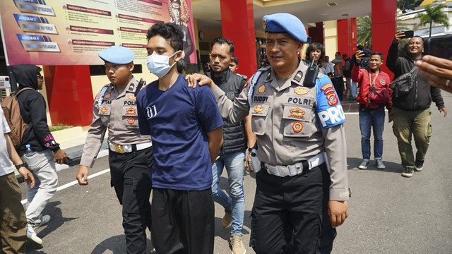 Pelaku eksibisionisme, RjK (19), saat digenlandang polisi Mapolresta Bandung, Senin (29/7/2024). Foto: Dok Istimewa