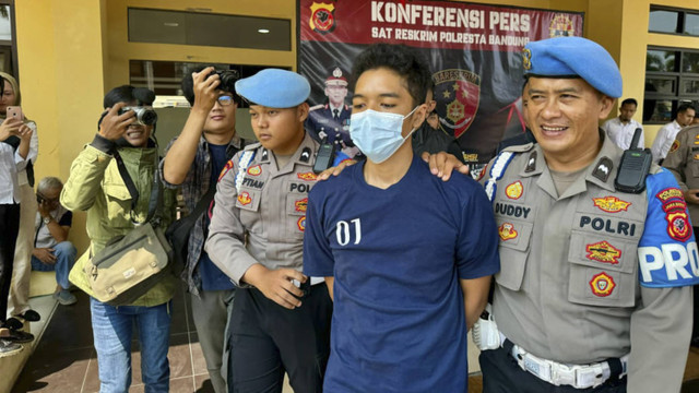 Pelaku eksibisionisme, RjK (19), saat digenlandang polisi Mapolresta Bandung, Senin (29/7/2024). Foto: Dok Istimewa