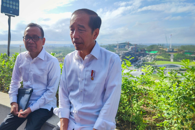 Presiden Joko Widodo bersama Menteri Sekretaris Negara (Mensesneg) Pratikno  menjawab pertanyaan watawan saat perdana berkantor di kompleks Kantor Presiden, Ibu Kota Nusantara (IKN), Senin (29/7/2024). Foto: Mentari Dwi Gayati/ANTARA FOTO