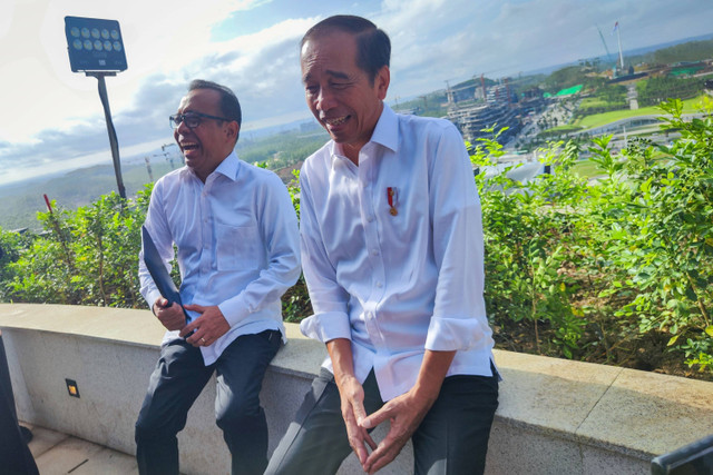 Presiden Joko Widodo bersama Menteri Sekretaris Negara (Mensesneg) Pratikno  menjawab pertanyaan watawan saat perdana berkantor di kompleks Kantor Presiden, Ibu Kota Nusantara (IKN), Senin (29/7/2024). Foto: Mentari Dwi Gayati/ANTARA FOTO