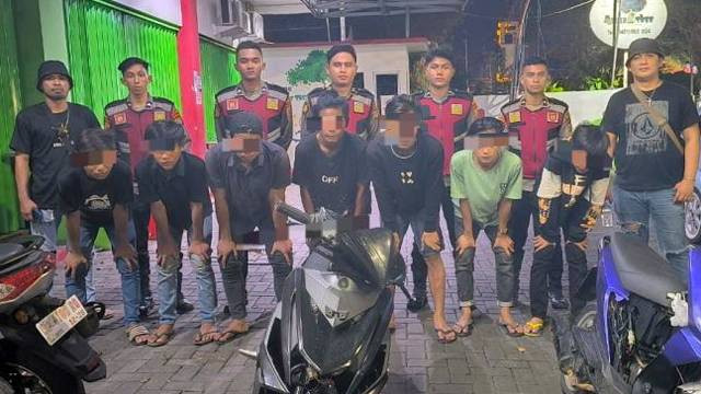 Pelaku pencurian motor di Kota Manado yang berhasil diamankan polisi saat hendak menjual sepeda motor hasil curian mereka. (foto: dokumen istimewa humas Polresta Manado)