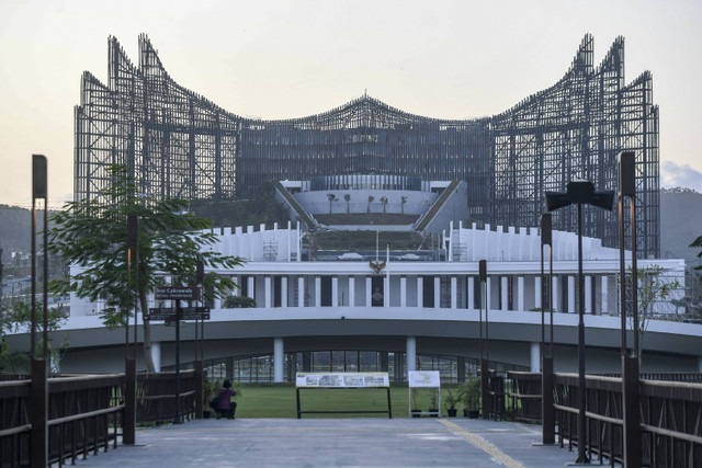 Suasana Istana Negara dan Istana Garuda terlihat dari kawasan Sumbu Kebangsaan IKN, Penajam Paser Utara, Kalimantan Timur, Minggu (28/7/2024). Foto: Hafidz Mubarak/ANTARA FOTO