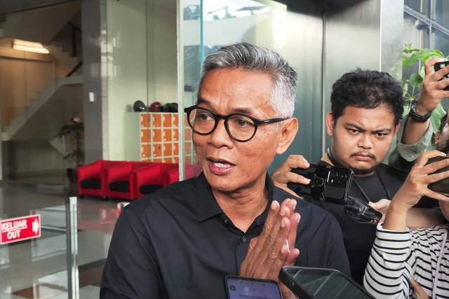 Mantan Komisioner KPU Wahyu Setiawan usai diperiksa di Gedung Merah Putih KPK, Jakarta Selatan, Senin (29/7/2024). Foto: Jonathan Devin/kumparan