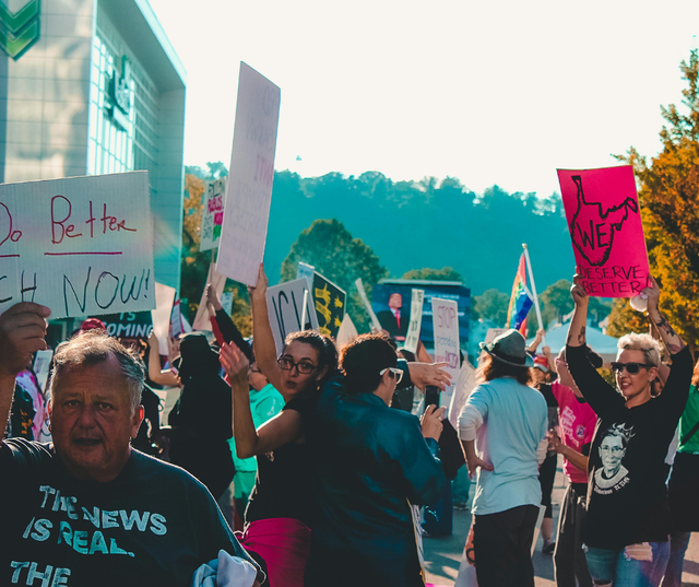 Foto oleh Rosemary Ketchum: https://www.pexels.com/id-id/foto/orang-orang-di-rally-1464224/