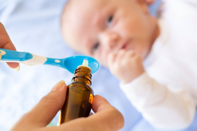 Ilustrasi bayi minum vitamin D.  Foto: Shutterstock