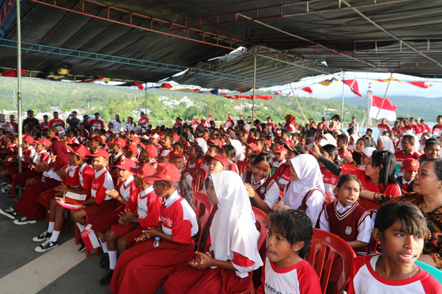 Para siswa sekolah dasar di dermaga Pelabuhan Elat, Kecamatan Kei Besar, Maluku Tenggara.  Foto: Kemensos RI