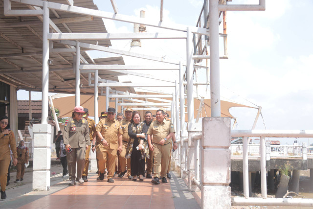 Pj Wali Kota Palembang, A Damenta, beserta jajaran saat meninjau kawasan Dermaga 7 Ulu. (ist)