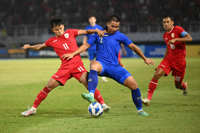 Pemain Timnas U-19 Indonesia M Riski Afrisal berebut bola dengan pemain Timnas U-19 Thailand Pikanet Laohawiwat pada pertandingan final Piala AFF U-19 di Stadion Gelora Bung Tomo, Surabaya, Jawa Timur, Senin (29/7/2024). Foto: Sigid Kurniawan/ANTARA FOTO 