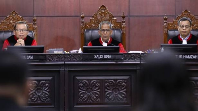 Wakil Ketua MK Saldi Isra bersama Hakim Konstitusi M Guntur Hamzah dan Hakim Konstitusi Arsul Sani memimpin jalannya sidang panel pendahuluan pengujian Undang-Undang tentang Pemilihan Kepala Daerah di Ruang Sidang MK, Jakarta, Jumat (12/7/2024).  Foto: Mahkamah Konstusi RI