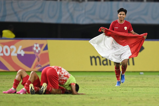 Pemain Timnas U-19 Indonesia Kadek Arel Priyatna dan rekan-rekannya berselebrasi usai mengalahkan Timnas Thailand pada final Piala AFF U-19 di Stadion Gelora Bung Tomo, Surabaya, Jawa Timur, Senin (29/7/2024). Foto: Sigid Kurniawan/ANTARA FOTO 