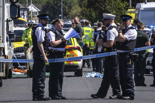 Polisi di lokasi penusukan anak-anak, di Southport, Merseyside, Inggris Foto: James Speakman/PA via AP