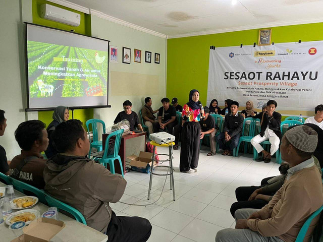 Pelatihan konservasi tanah dan air dihadiri oleh petani di Desa Sesaot, Nusa Tenggara Barat.