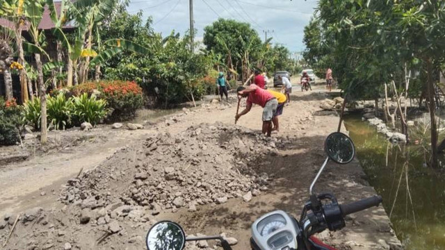 Warga Kelurahan Macero, Kecamatan Belawa, swadaya memperbaiki ruas jalan rusak Macero-Soreang Lopie. Foto: Dok. Istimewa/kabarwajo