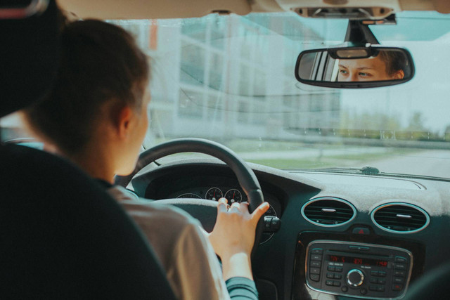 Ilustrasi mengendarai mobil yang dipasang sistem power steering. Foto: Unsplash