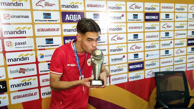 Jens Raven usai laga Timnas U-19 Indonesia vs Thailand dalam final Piala AFF U-19 2024 di Stadion Gelora Bung Tomo (GBT), Surabaya, pada 29 Juli. Foto: Farusma Okta Verdian/kumparan