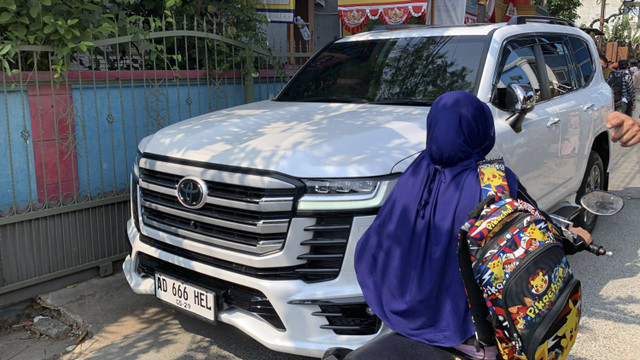 Mobil Wapres terpilih, Gibran Rakabuming Raka, Toyota Land Cruiser berwarna putih dengan plat nomor AD 666 HEL. Foto: Luthfi Humam/kumparan