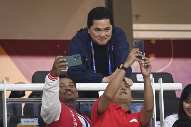 Ketua Umum PSSI Erick Thohir berswafoto dengan sejumlah suporter saat pertandingan antara Timnas Indonesia melawan Timnas Thailand pada final Piala AFF U-19 di Stadion Gelora Bung Tomo, Surabaya, Jawa Timur, Senin (29/7/2024). Foto: Sigid Kurniawan/ANTARA FOTO 