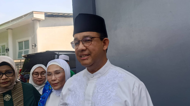 Anies Baswedan menjumpai wartawan usai mengikuti acara Tabligh Gebyar Muharam BKMT DKI Jakarta di kawasan Jatiwaringin, Kota Bekasi, Selasa (30/7/2024).  Foto: Thomas Bosco/kumparan