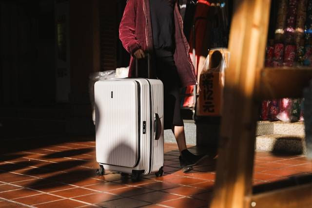 Berapa Lama Menunggu Bagasi Pesawat? Foto Hanya Ilustrasi Bukan Tempat Sebenarnya. Sumber Foto: Unsplash.com/Eminent Luggage