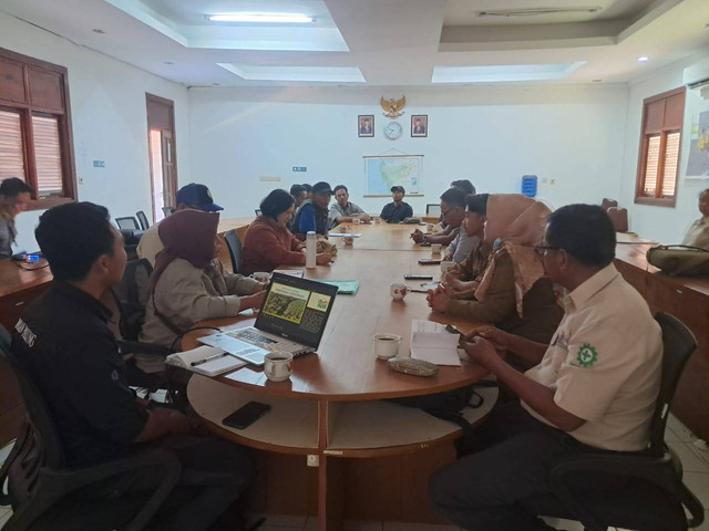 YP berkolaborasi (jalin kerjasama) dengan para pihak kelola hutan desa. (Foto dok. Robi Kasianus/Yayasan Palung).