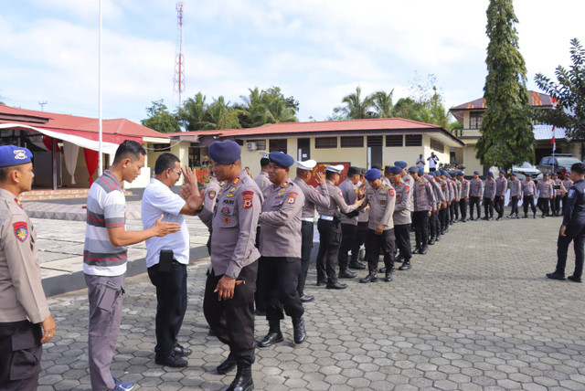 Apel gabungan Satlantas Polres Kota Tual dengan BKO Brimob di lapangan Polres Tual, Selasa (30/7/2024). Foto: kumparan