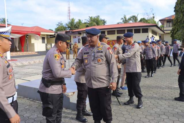 Apel gabungan Satlantas Polres Kota Tual dengan BKO Brimob di lapangan Polres Tual, Selasa (30/7/2024). Foto: kumparan