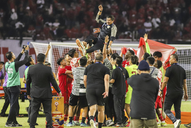 Sejumlah pesepak bola Timnas Indonesia dan ofisial tim mengangkat pelatih Indra Sjafri (atas) usai mengalahkan Timnas Thailand dalam pertandingan final Piala AFF U-19 di Stadion Gelora Bung Tomo, Surabaya, Jawa Timur, Senin (29/7/2024). Foto: Rizal Hanafi/ANTARA FOTO