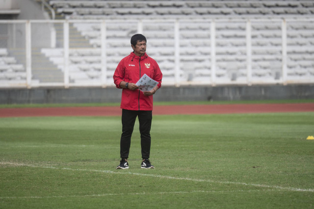 Pelatih Timnas U-19 Indonesia Indra Sjafri memimpin latihan anak asuhnya di Stadion Madya, kompleks Gelora Bung Karno, Senayan, Jakarta, Senin (1/7/2024). Foto: Aprilio Akbar/ANTARA FOTO