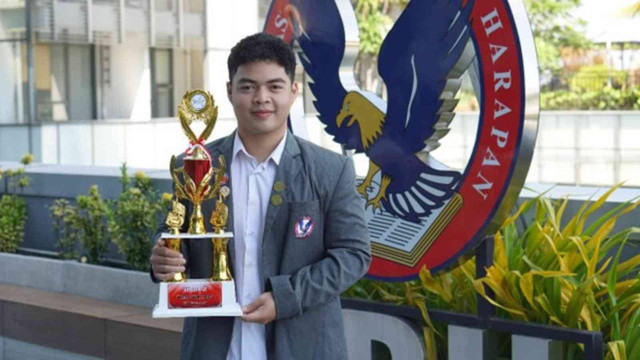 Kaleb Markoliano, mahasiswa Program Studi (Prodi) Manajemen Universitas Pelita Harapan (UPH) Kampus Surabaya angkatan 2022, meraih prestasi sebagai Juara 2 Teens Star, yaitu ajang kompetisi bernyanyi lagu rohani, yang diselenggarakan oleh Gereja Pantekosta di Indonesia (GPdI) Jawa Timur.