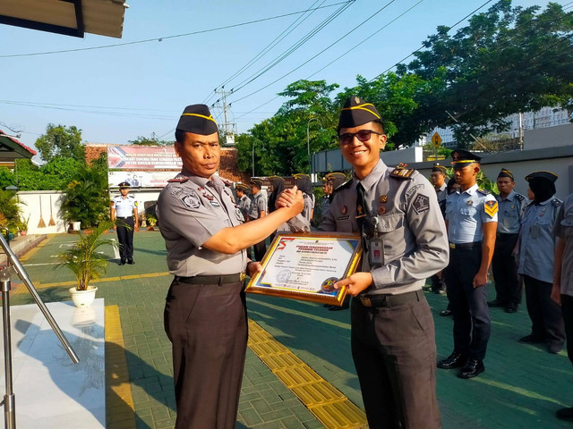 Kabapas Semarang Sarwito secara langsung menyerahkan penghargaan Pegawai Teladan kepada PK Muda Rasyid