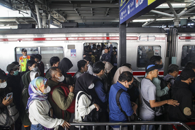 Sejumlah penumpang antre untuk masuk ke kereta rel listrik (KRL) Jabodetabek tujuan Stasiun Jakarta Kota di Stasiun Manggarai, Jakarta, Selasa (30/7/2024). Foto: Darryl Ramadhan/kumparan