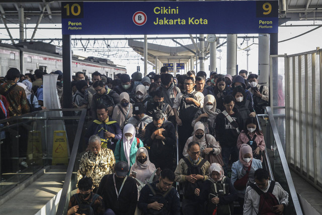 Sejumlah penumpang berjalan menuju ke kereta rel listrik (KRL) Jabodetabek tujuan Stasiun Jakarta Kota di Stasiun Manggarai, Jakarta, Selasa (30/7/2024). Foto: Darryl Ramadhan/kumparan