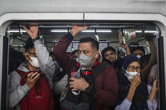 Sejumlah penumpang berada di rangkaian kereta rel listrik (KRL) Jabodetabek tujuan Stasiun Jakarta Kota di Stasiun Manggarai, Jakarta, Selasa (30/7/2024). Foto: Darryl Ramadhan/kumparan