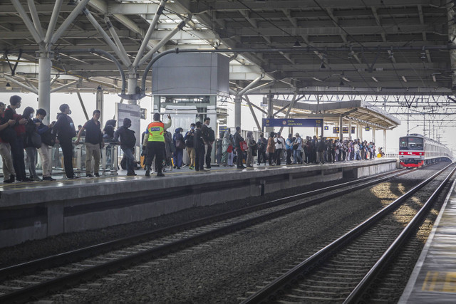 Sejumlah penumpang antre untuk masuk ke kereta rel listrik (KRL) Jabodetabek tujuan Stasiun Jakarta Kota di Stasiun Manggarai, Jakarta, Selasa (30/7/2024). Foto: Darryl Ramadhan/kumparan