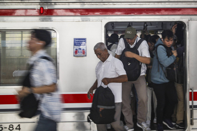 Sejumlah penumpang keluar dari kereta rel listrik (KRL) Jabodetabek tujuan Stasiun Jakarta Kota di Stasiun Manggarai, Jakarta, Selasa (30/7/2024). Foto: Darryl Ramadhan/kumparan