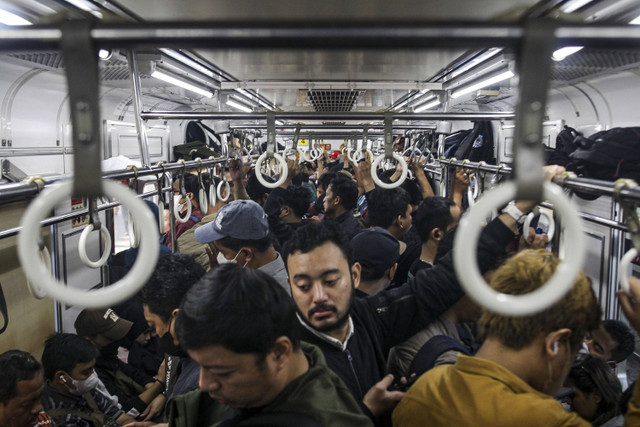 Sejumlah penumpang berada di rangkaian kereta rel listrik (KRL) Jabodetabek tujuan Stasiun Jakarta Kota di Stasiun Manggarai, Jakarta, Selasa (30/7/2024). Foto: Darryl Ramadhan/kumparan