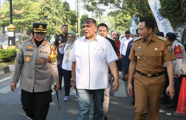 Wamenaker, Afriansyah Noor, didampingi Kapolresta Cirebon, Kombes Pol Sumarni (kiri) dan Pj Bupati Cirebon, Wahyu Mijaya (kanan) saat berjalan menuju tempat acara Hari Anak Nasional di Taman Kota Sumber, Kabupaten Cirebon. Foto: Tarjoni/Ciremaitoday