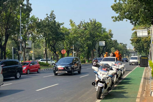 Sejumlah kendaraan kembali melintas usai penutupan akibat demo supir Jaklingko di Jalan Medan Merdeka Selatan, Balai Kota, Jakarta, Selasa (30/7/2024).  Foto: Abid Raihan/kumparan