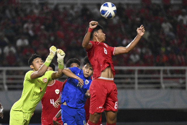 Pesepak bola Timnas Indonesia Arkhan Kaka Putra Purwanto berebut bola dengan pesepak bola Timnas Thailand Jirapong Pungviravong dalam pertandingan final Piala AFF U-19 di Stadion Gelora Bung Tomo, Surabaya, Jawa Timur, Senin (29/7/2024). Foto: Sigid Kurniawan/ANTARA FOTO 