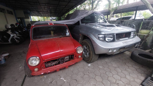 Dua unit mobil mewah diamankan Bea Cukai. Foto: Dok. Hi!Pontianak