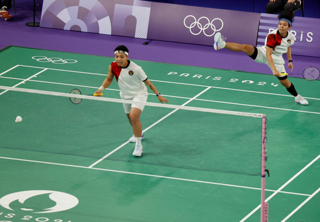 Ganda putri Indonesia Apriyani Rahayu dan Siti Fadia Silva Ramadhanti pada pertandingan Olimpiade Paris 2024 di Porte de La Chapelle Arena, Paris, Prancis, Selasa (30/7/2024).  Foto: Hamad I Mohammed/Reuters