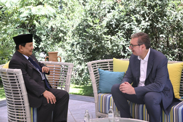 Menhan sekaligus Presiden terpilih Prabowo Subianto bertemu dengan Presiden Serbia Aleksandar Vuvic. Foto: Dok. Tim Prabowo Subianto